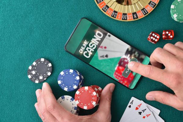 The Benefits of Playing QQ Poker Online: Beyond Entertainment